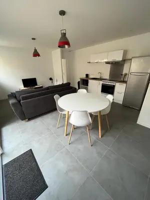 Cuisine ou kitchenette dans l'établissement Appartement neuf avec patio