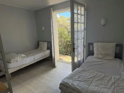 Un ou plusieurs lits dans un hébergement de l'établissement Maison pour 6 pers. proche forêt, terrasse, animaux admis - FR-1-323-469