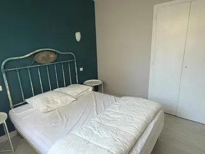 Un ou plusieurs lits dans un hébergement de l'établissement Maison pour 6 pers. proche forêt, terrasse, animaux admis - FR-1-323-469