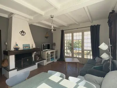Télévision ou salle de divertissement dans l'établissement Maison pour 6 pers. proche forêt, terrasse, animaux admis - FR-1-323-469