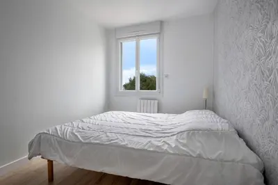 Un ou plusieurs lits dans un hébergement de l'établissement À 50m de la plage, Appartement vue mer