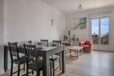Coin salon dans l'établissement À 50m de la plage, Appartement vue mer