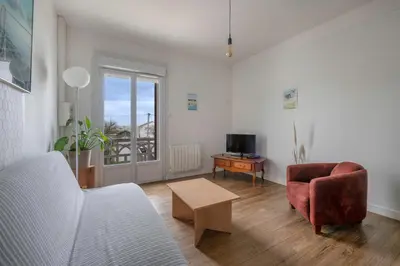 Télévision ou salle de divertissement dans l'établissement Appartement Vue mer pour 4 à 50m Plage