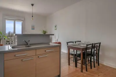 Cuisine ou kitchenette dans l'établissement Appartement Vue mer pour 4 à 50m Plage