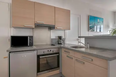 Cuisine ou kitchenette dans l'établissement Appartement Vue mer pour 4 à 50m Plage