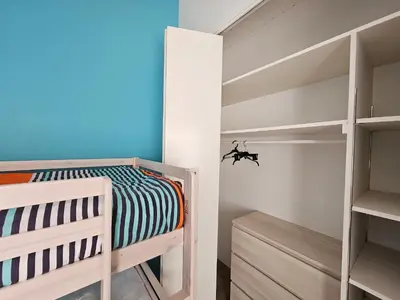 Un ou plusieurs lits dans un hébergement de l'établissement Superbe maison 4 chambres, proche plage, au calme, avec WIFI - FR-1-323-375