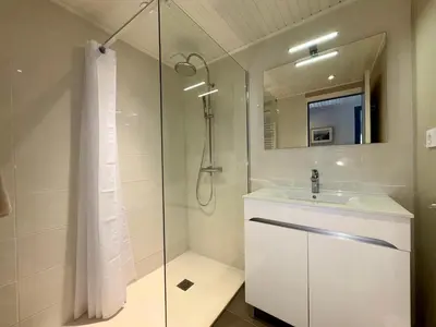 Salle de bains dans l'établissement Superbe maison 4 chambres, proche plage, au calme, avec WIFI - FR-1-323-375