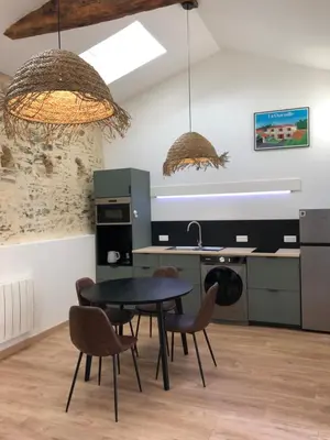 Cuisine ou kitchenette dans l'établissement La Charmille - Côté Cour
