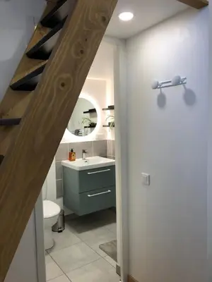 Salle de bains dans l'établissement La Charmille - Côté Cour