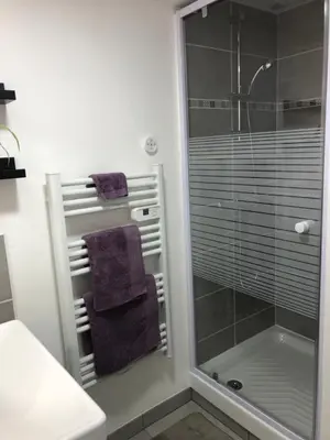 Salle de bains dans l'établissement La Charmille - Côté Cour