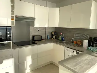 Cuisine ou kitchenette dans l'établissement Magnifique vue mer, apt 2 chambres pour 5 pers, proche avenue de la Mer - FR-1-323-311