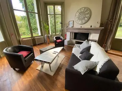 Coin salon dans l'établissement Le Château de John Miles au bord de l’eau