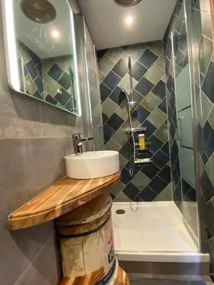 Salle de bains dans l'établissement Le Château de John Miles au bord de l’eau