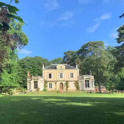 Le Château de John Miles au bord de l’eau