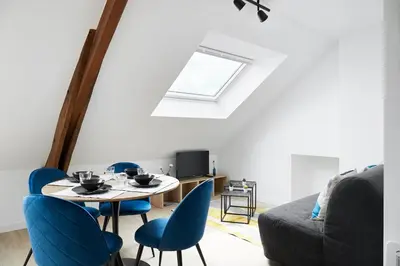Coin salon dans l'établissement Le Grand Bleu - Wifi fibre/Linge/Accès cour