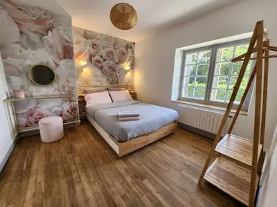 Un ou plusieurs lits dans un hébergement de l'établissement Maison cosy et décorée avec goût à la campagne