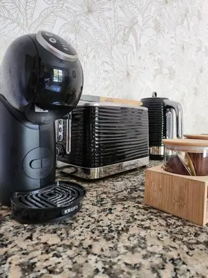 Plateau bouilloire dans l'établissement Maison cosy et décorée avec goût à la campagne