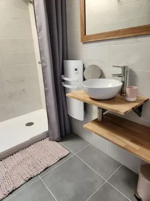 Salle de bains dans l'établissement Maison cosy et décorée avec goût à la campagne