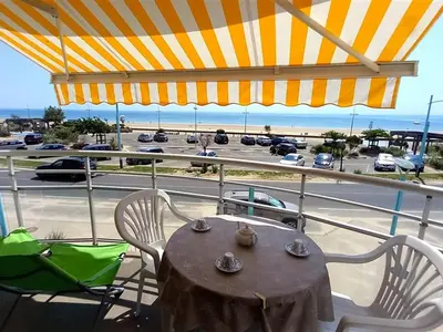 Vue générale sur la mer ou vue sur la mer prise depuis l'appartement