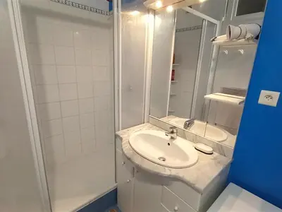 Salle de bains dans l'établissement Bel Appartement Face Mer - 1 Chambre - Classé 2* - Parking - 5 personnes - FR-1-323-299