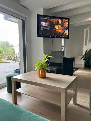 Télévision ou salle de divertissement dans l'établissement Gîte 
