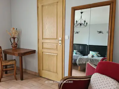 Coin salon dans l'établissement Le Repère Charmant Appartement Familial au Cœur des Herbiers à 12 min du Puy duFou