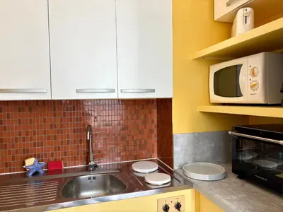 Cuisine ou kitchenette dans l'établissement Studio charmant face mer à Saint-Jean-de-Monts avec parking privé - FR-1-323-428