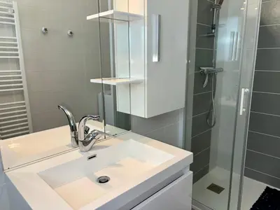 Salle de bains dans l'établissement Studio charmant face mer à Saint-Jean-de-Monts avec parking privé - FR-1-323-428