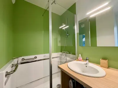 Salle de bains dans l'établissement Appartement rénové à Saint Jean de Monts - Face à la mer - Internet rapide - FR-1-323-496