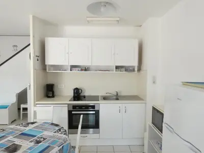 Cuisine ou kitchenette dans l'établissement Maison 2 Chambres près Plage et Commerces - Parking Privé - FR-1-323-366