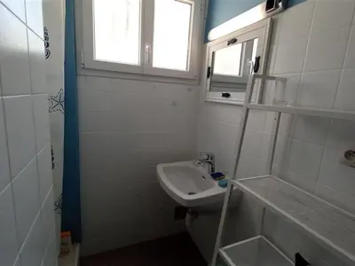 Salle de bains dans l'établissement Appartement 2 chambres près de la plage - Animaux admis - FR-1-323-314