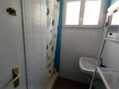 Salle de bains dans l'établissement Appartement 2 chambres près de la plage - Animaux admis - FR-1-323-314