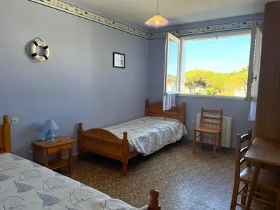 Un ou plusieurs lits dans un hébergement de l'établissement Appartement calme à 150m de la plage avec parking privé - FR-1-323-305
