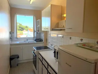 Cuisine ou kitchenette dans l'établissement Appartement calme à 150m de la plage avec parking privé - FR-1-323-305