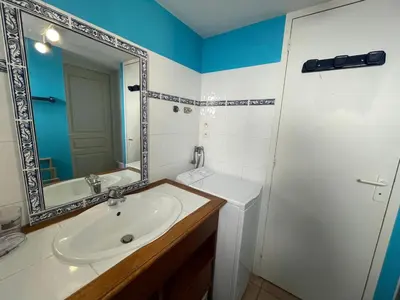 Salle de bains dans l'établissement Maison 4-5 pers à Saint Jean de Monts avec piscine, proche plage et forêt - FR-1-323-478