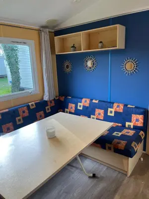 Coin salon dans l'établissement Mobil home 6 personnes - puy du fou