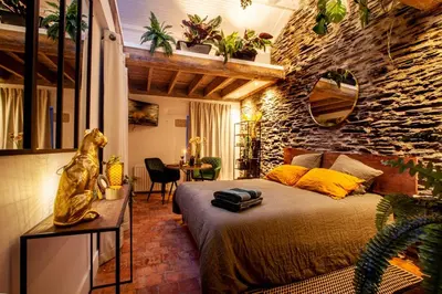 Coin salon dans l'établissement LOVE ROOM JUNGLE - LES PETITS PLAISIRS