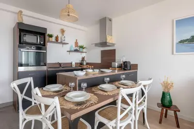 Cuisine ou kitchenette dans l'établissement Appartement pour 4 face mer plage + piscine
