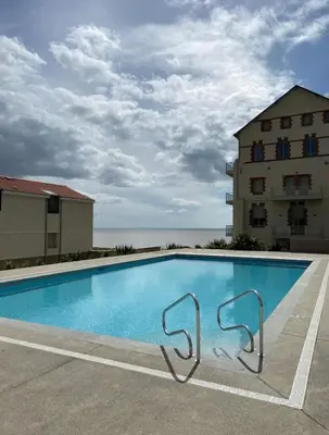 Piscine de l'établissement Appartement pour 4 face mer plage + piscine ou située à proximité