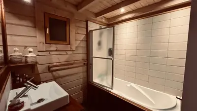 Salle de bains dans l'établissement Maison d'architecte de la Parée