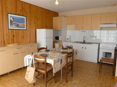 Cuisine ou kitchenette dans l'établissement Maison calme proche plage, animaux admis, parking - FR-1-323-376