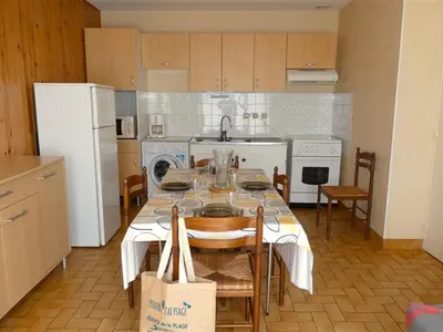 Cuisine ou kitchenette dans l'établissement Maison calme proche plage, animaux admis, parking - FR-1-323-376
