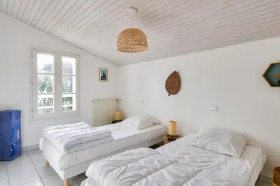 Un ou plusieurs lits dans un hébergement de l'établissement Maison pour 14 - 150 m de la plage de la Clère