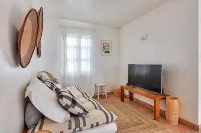 Télévision ou salle de divertissement dans l'établissement Maison pour 14 - 150 m de la plage de la Clère