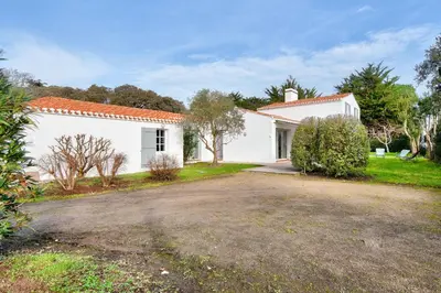 Jardin de l'établissement Maison pour 14 - 150 m de la plage de la Clère