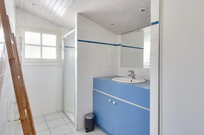 Salle de bains dans l'établissement Maison pour 14 - 150 m de la plage de la Clère