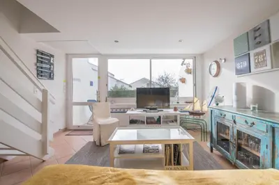 Télévision ou salle de divertissement dans l'établissement Maison dans résidence calme + piscine à Pornic