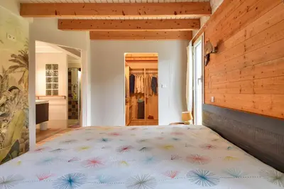 Un ou plusieurs lits dans un hébergement de l'établissement Maison moderne avec jardin pour 12 personnes