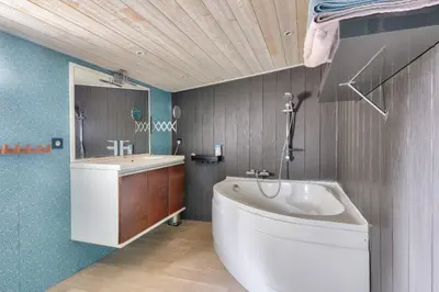 Salle de bains dans l'établissement Maison moderne avec jardin pour 12 personnes