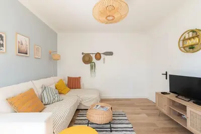 Télévision ou salle de divertissement dans l'établissement Charmante maison à 100M de la plage